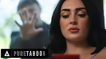 Detetive Excitado Propõe Charlotte Sins Para Um Caso Ilícito