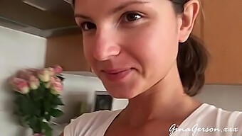 Gina Gerson Cocina Borsch Ruso En Casa En Este Video Caliente