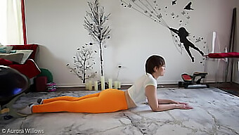 Người Đẹp Châu Âu Rèn Kỹ Năng Linh Hoạt Trong Video Yoga Nghiệp Dư Này