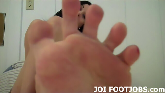 July Và Janine Trong Một Video Kích Thích Footjob Với Bộ Ngực To