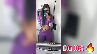 Bia Hot, Une Fille Amateur, Se Laisse Aller À Son Plaisir Personnel Dans Un Bus