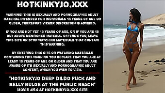 Nudez Ao Ar Livre E Dildo Extremo De Hotkinkyjo Em Uma Praia Pública