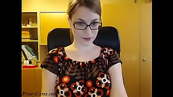 Nerdige Webcam-Model Neckt Und Tanzt Nackt Mit Brille Auf