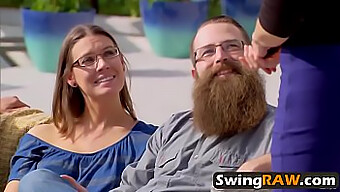 Um Grupo De Swingers Troca De Parceiros Em Um Programa De Tv Da Vida Real