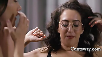 Chuyên Gia Kama Sutra Đụ Tất Cả Các Cô Gái Ghé Thăm, Bao Gồm Cả Bà Mẹ Tròn Trịa Và Thiếu Niên