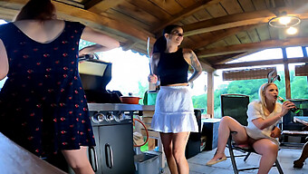 La Estudiante Pelirroja Leon Lambert Y Sus Amigas Hacen Fiesta Al Aire Libre Con Faldas