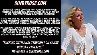 Sindy Rose'S Ekstreme Anal Dildo Med Anal Terror På Sandklitter