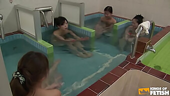 Japanische Schönheit Gibt Sich Im Badezimmer Einem Perversen Mann Hin