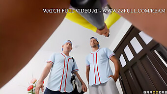 Trójkąt W Szatni Z Napaloną Dziewczyną I Kumplami Z Baseballu.