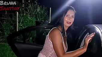 Brunetka Ulega Pragnieniom Na Parkingu Lust Club.