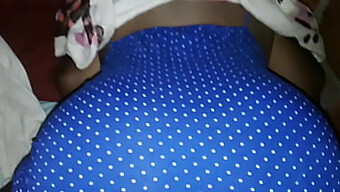 Elle Oscille Ses Grosses Fesses - Vidéo Amateur Faite Maison D'Une Femme Voluptueuse.