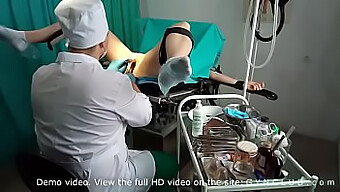 Video Medfet Menunjukkan Seorang Gadis Mencapai Klimaks Di Atas Meja Dokter Kandungan.