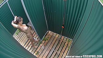 Uma Câmera Escondida Captura Encontros Reais Em Uma Piscina Pública.