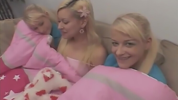 Blonde Tinere Și Amatoare Încearcă Dragostea Lesbiană Într-Un Video De Înaltă Definiție.