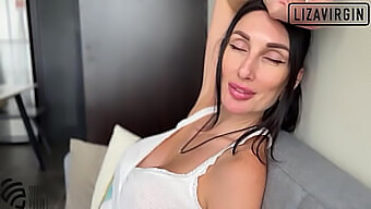 Üvey Anne Liza Virgin, Üvey Oğlundan Ev Yapımı Bir Oral Seksin Tadını Çıkarıyor.