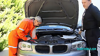 Ein Ausgeblendeter Mechaniker Hat Sex Mit Einem Kaputten Fahrer Auf Der Autohaube