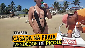 Una Rubia Matrona Muestra Sus Tetas Para Un Vendedor De Helados En La Playa En Tanga