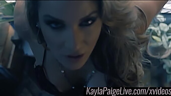 Kayla Paige的感性脱衣舞和强烈的自我快感高潮