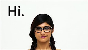 Mia Khalifa'Nın Fit Arap Fiziği Yakın Çekimde Sergileniyor